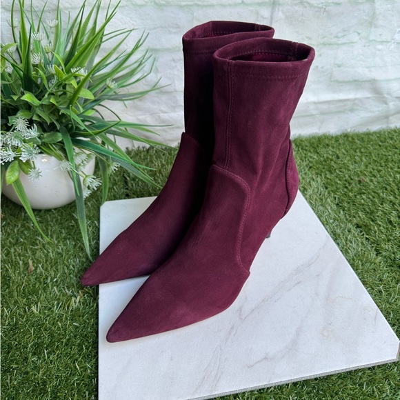 Stuart Weitzman
Stuart Stretch Suede Stiletto Booties pointed toe size 8
$595 - Picture 2 of 14